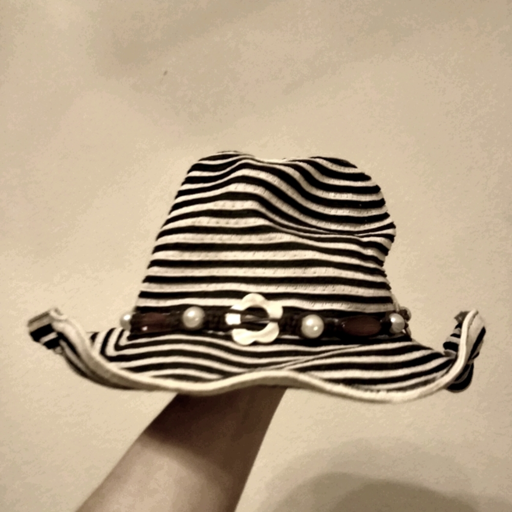 Adorable black&white striped kinda-floppy hat
